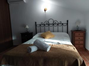 A bed or beds in a room at cortijo la laguna