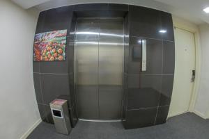 a elevator in a building with a painting on the wall at Hotel SIN JO in Johor Bahru