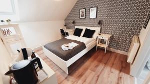 Ein Bett oder Betten in einem Zimmer der Unterkunft Pasta Factory Guest Rooms