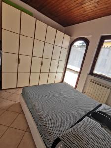 una camera con letto in una stanza con armadi di FRANK'S HOME a Lonate Pozzolo