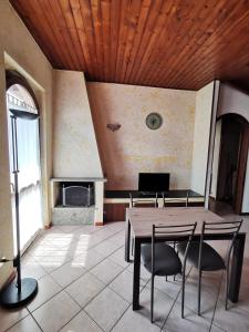 un comedor con mesa y sillas en una habitación en FRANK'S HOME, en Lonate Pozzolo