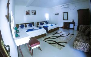 Giường trong phòng chung tại Mirissa Blue Whale Holiday Hotel