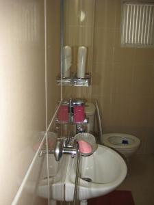 サムスンにあるHotel Necmiのバスルーム(洗面台、トイレ付)