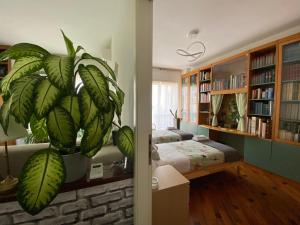 una camera da letto con una grande pianta appesa al muro di Terrazza Milano Apartment a Milano