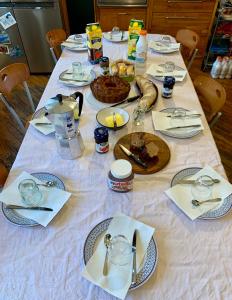 uma mesa longa com pratos de comida em Mare Blu em Sapri