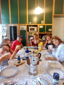 薩普里的住宿－Mare Blu，一群坐在桌子旁吃饭的人