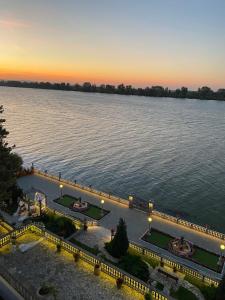 - une vue aérienne sur un grand lac au coucher du soleil dans l'établissement Vila Jugovo S, à Smederevo