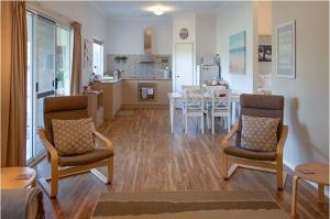 - un salon avec deux chaises et une salle à manger dans l'établissement Abbivale Farm Cottage, à Harewood