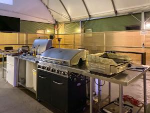- une cuisine avec un comptoir, une cuisinière et un évier dans l'établissement Lake Tyrrell Accommodation LTA, à Sea Lake