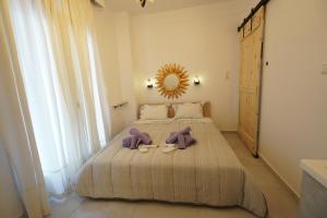 um quarto com uma cama com um espelho e dois sapatos em "Del Sole" Spa Apartment em Serres