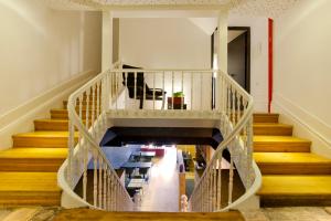 un escalier dans un bâtiment avec une personne qui le descend dans l'établissement Cale Guest House, à Porto