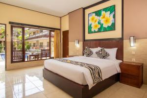 Posteľ alebo postele v izbe v ubytovaní Suriwathi Hotel Legian