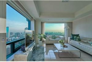 ein Wohnzimmer mit Blick auf eine Stadt in der Unterkunft Corner Inn in Taichung