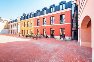a large building with a red brick courtyard at Apartamenty na Roztoczu - Apartament Szafirowy in Zamość
