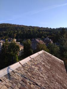 een uitzicht vanaf het dak van een huis bij Apartment in the heart of Callander in Callander