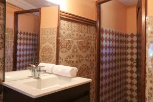 La salle de bains est pourvue d'un lavabo et d'un miroir. dans l'établissement Dar Chayma, à Imlil