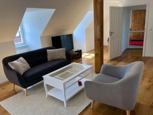 a living room with a couch and a chair at Studio in der Celler Altstadt in Celle