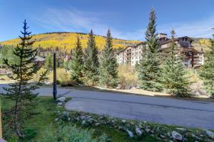una carretera frente a un edificio con árboles en TM225A Tucker Mtn Lodge Hotel Room en Copper Mountain