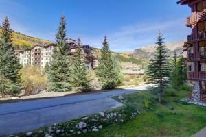 una carretera vacía frente a un complejo en TM225A Tucker Mtn Lodge Hotel Room en Copper Mountain