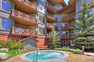 un edificio de apartamentos con piscina frente a él en TM225A Tucker Mtn Lodge Hotel Room en Copper Mountain