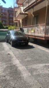 un coche negro aparcado en una calle al lado de un edificio en CASA MARE ANDORA, en Andora