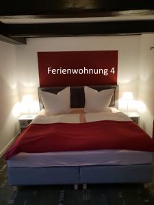 1 cama grande en una habitación con 2 lámparas en Ferienwohnung Fachwerkhaus, en Dresden