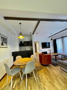 Mia's Favorite Hotel في مافروفو: غرفة معيشة مع طاولة وكراسي وأريكة