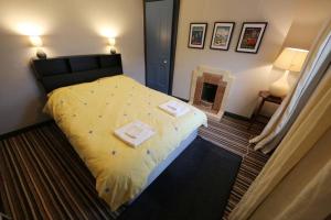 ein Schlafzimmer mit einem Bett mit zwei Handtüchern darauf in der Unterkunft Townhouse 34 in Derry Londonderry