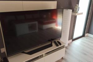 Televízia a/alebo spoločenská miestnosť v ubytovaní Apartamento en ribeira sacra. Chantada