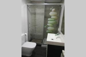 Kúpeľňa v ubytovaní Apartamento en ribeira sacra. Chantada