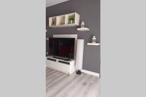Televízia a/alebo spoločenská miestnosť v ubytovaní Apartamento en ribeira sacra. Chantada