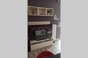 Televízia a/alebo spoločenská miestnosť v ubytovaní Apartamento en ribeira sacra. Chantada