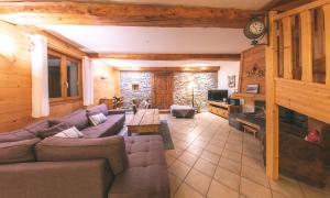 A seating area at Chalet Samasta 5-Bedroom Jacuzzi and open fire