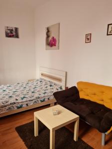 a living room with a couch and a bed at Ava Republique in Braşov