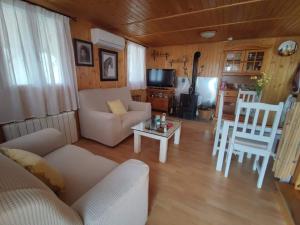 salon z kanapą i stołem w obiekcie Cabaña de madera especial y acogedora w mieście Cardenete