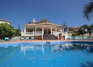 Bazén v ubytovaní Spacious 700m2 villa, Golfers paradise. alebo v jeho blízkosti
