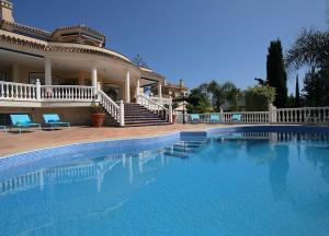 Bazén v ubytovaní Spacious 700m2 villa, Golfers paradise. alebo v jeho blízkosti
