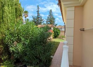 Vonkajšia záhrada v ubytovaní Spacious 700m2 villa, Golfers paradise.