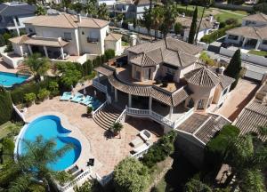 Bazén v ubytovaní Spacious 700m2 villa, Golfers paradise. alebo v jeho blízkosti