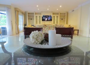 Televízia a/alebo spoločenská miestnosť v ubytovaní Spacious 700m2 villa, Golfers paradise.