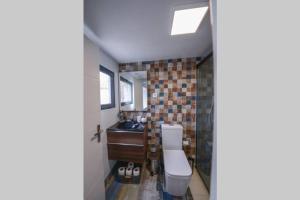 y baño con aseo y lavamanos. en Monchique Islet View House T2, en Faja Grande