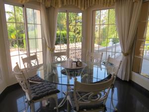 Posedenie v ubytovaní Spacious 700m2 villa, Golfers paradise.