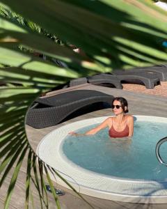 una mujer en una piscina en una bañera de hidromasaje en Eco Hotel Polyana Skazok, en Yalta