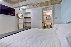 Postel nebo postele na pokoji v ubytování Chateau La Vallette - L-Ghorfa Suite