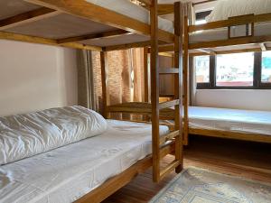 Postel nebo postele na pokoji v ubytování Birds Nest Hostel + 37 fotografií