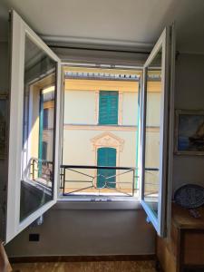 okno z widokiem na budynek w obiekcie Una Finestra su Rapallo by PortofinoVacanze w Rapallo