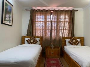 Cama ou camas em um quarto em Birds Nest Hostel