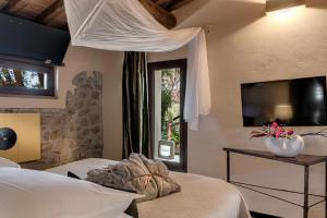 TV a/nebo společenská místnost v ubytování Be Vedetta - Relais & Glamping - Adult Only