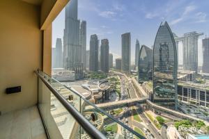 - un balcon offrant une vue sur la ville dans un gratte-ciel dans l'établissement Dream Inn Apartments - Premium Apartments Connected to Dubai Mall, à Dubaï