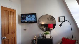Μια τηλεόραση ή/και κέντρο ψυχαγωγίας στο A Room With A View